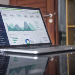 Laptop mit Diagrammen zur Auswertung von Daten